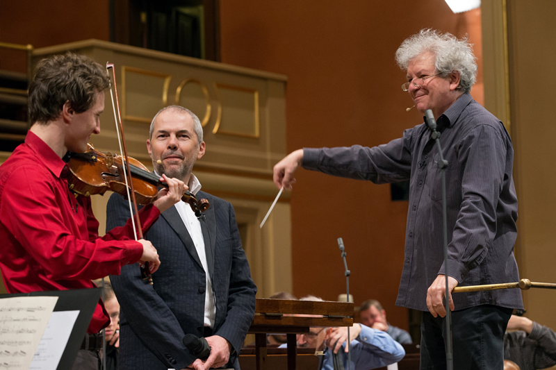 Josef Špaček, Marek Eben a Jiří Bělohlávek při Zkoušce orchestru
