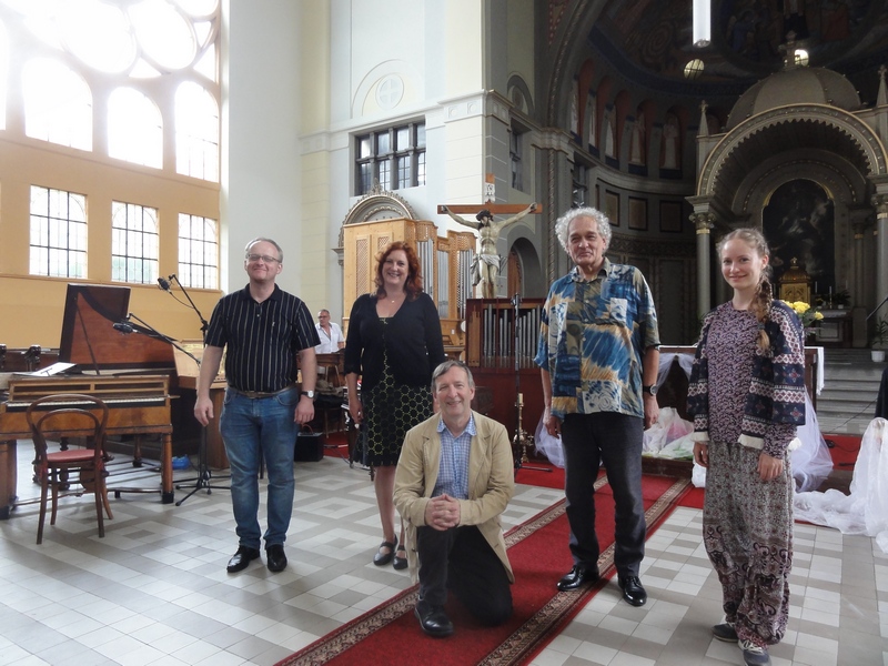 Před provedením Řehoře na skále v Českých Budějovicích, zleva Jan Rokyta, Liselotte Rokyta, Jaroslav Tůma, Alan Vitouš, Adéla Srncová