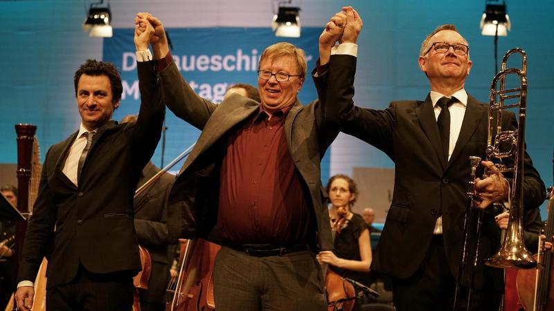 Dirigent Alejo Pérez, skladatel Georg F. Haas a sólista Mike Svoboda na závěrečném koncertě, foto swr.de