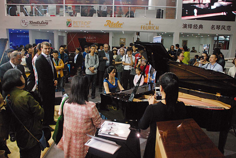 Pianistka Jitka Fowler Fraňková v rámci svého turné na veletrhu Music China 2016