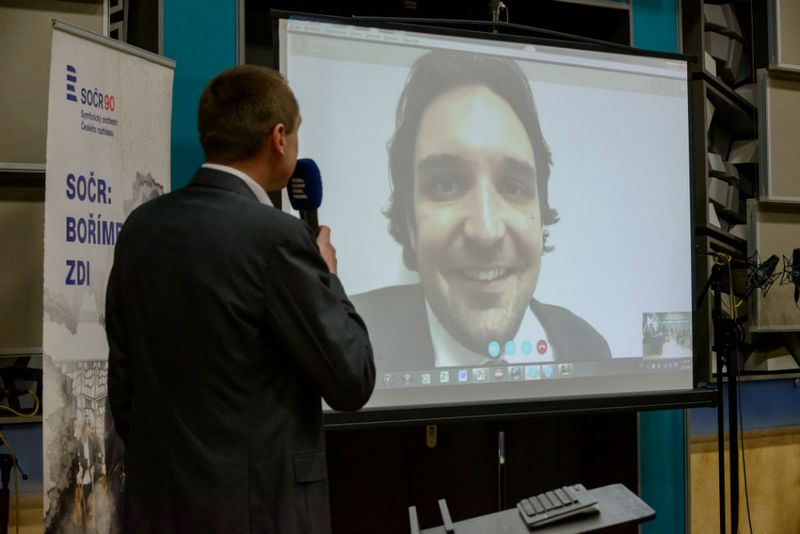 Adam Plachetka při skype call na tiskové konferenci, foto SOČR