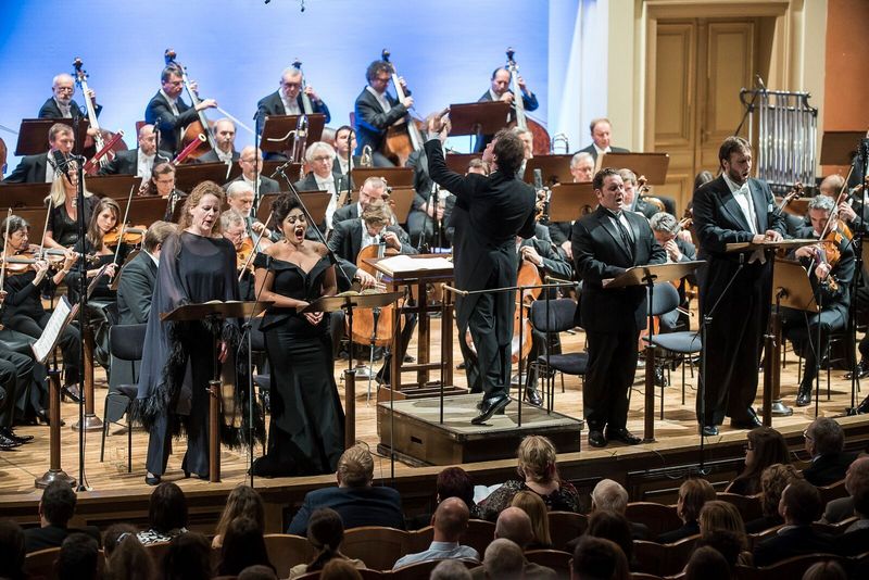 Christianne Stotijn, Ailyn Pérez, Jakub Hrůša, Michael Spyres, Jan Martiník a Česká filharmonie, foto Petra Hajská