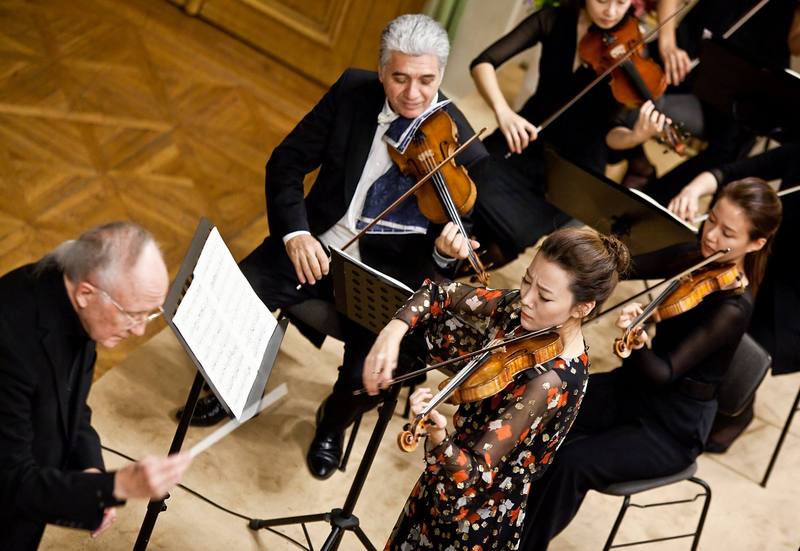 Clara Jumi Kang, Heinz Holliger a Tchongjongský festivalový orchestr, foto Moravský podzim
