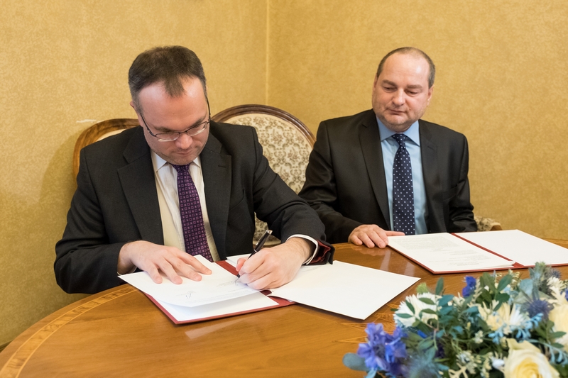 David Mareček a Jan Pikna při podpisu smlouvy, foto SL