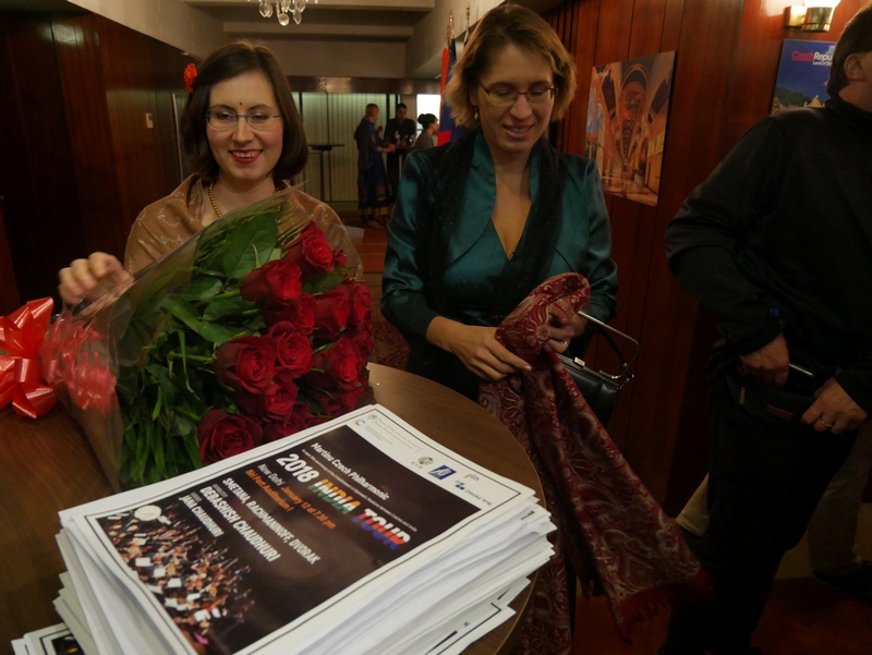 Klavíristka Jana Chaudhuri a manažerka dirigenta Lenka Dobiáš Černá, foto R. Janů