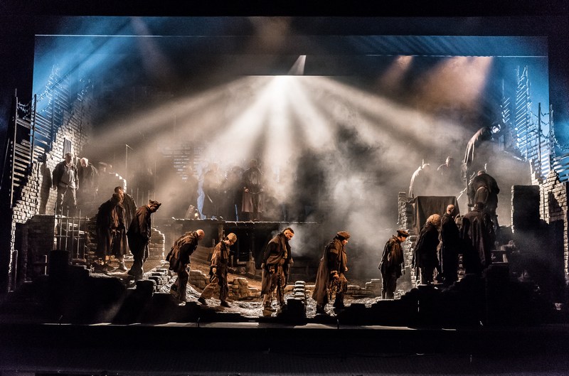 Z mrtvého domu, Velšská národní opera, foto Clive Barda