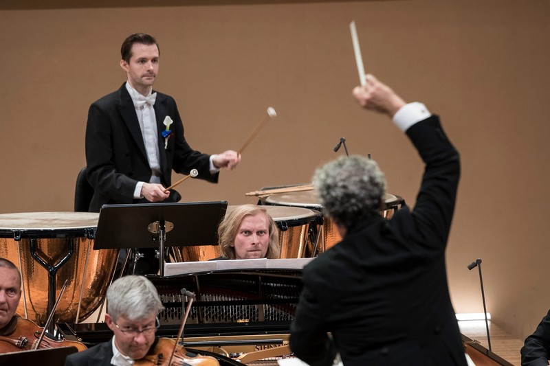 Ivo Kahánek s Českou filharmonií a Semjonem Byčkovem, foto Filharmonie Brno