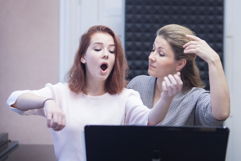 Kateřina Kněžíková se studentkou, foto MenART