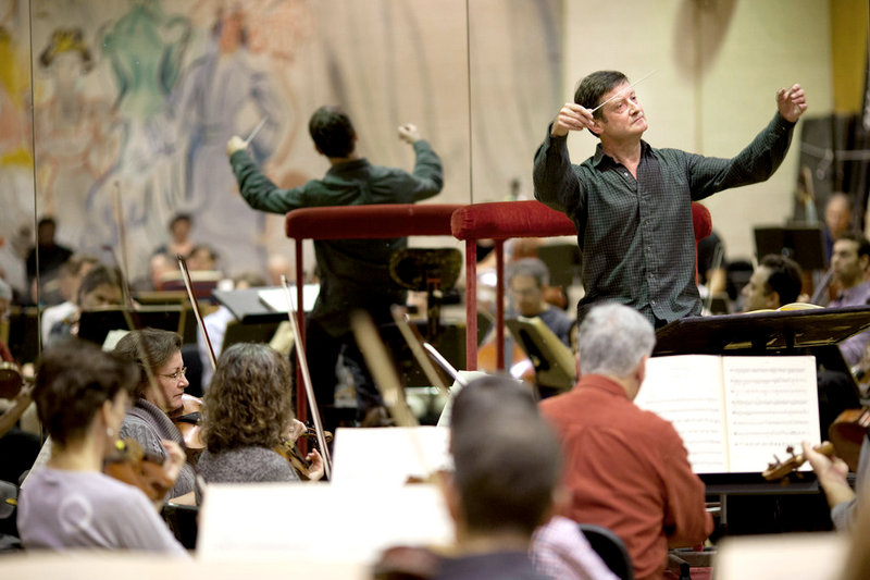 Harry Bicket s orchestrem Metropolitní opery, foto Robert Caplin