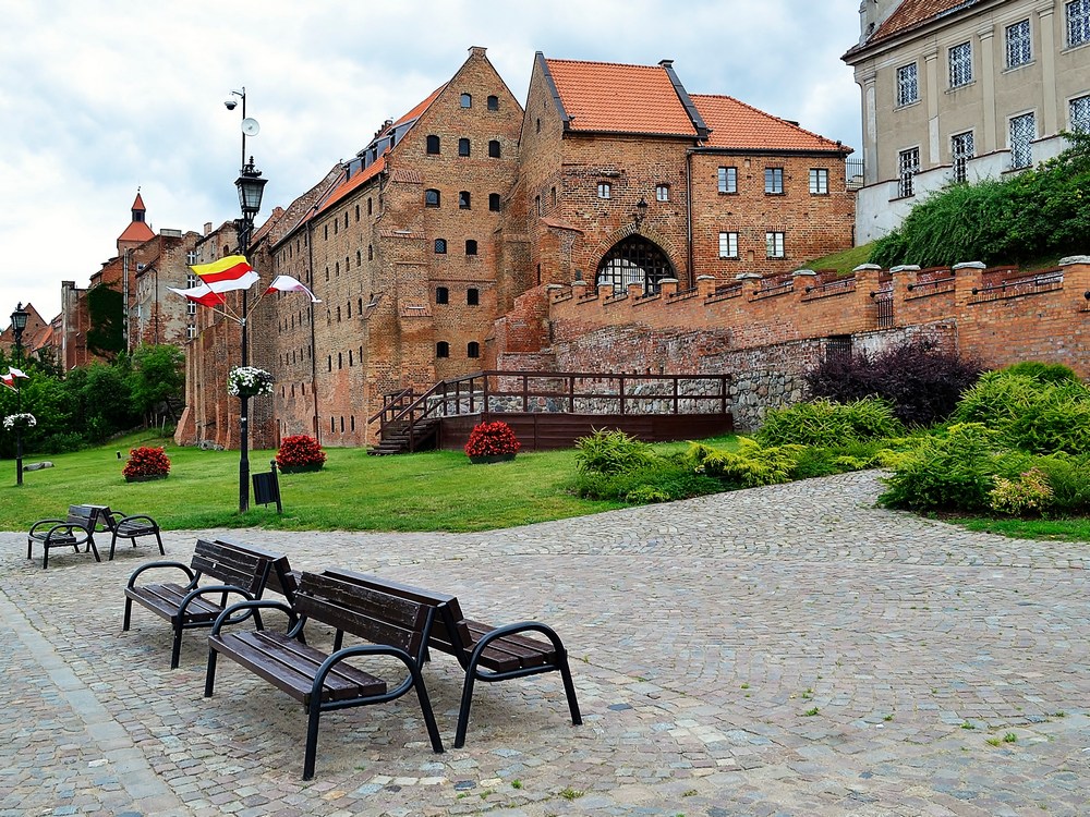 Alej Piotra z Grudziądza (vlevo), foto Łukasz Dąbrowski