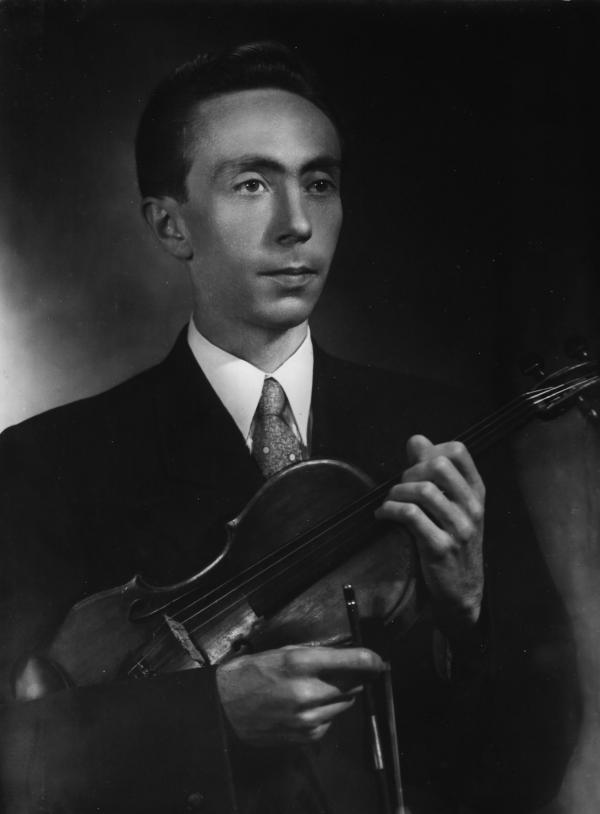 Břetislav Novotný jako mladý houslista v roce 1950, foto archiv Břetislava Novotného (novotny-bretislav.com)