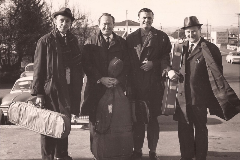 První cesta Kvarteta města Prahy po světě. Christchurch, Nový Zéland (Zdeněk Koníček druhý zleva), foto archiv Břetislava Novotného (novotny-bretislav.com) 