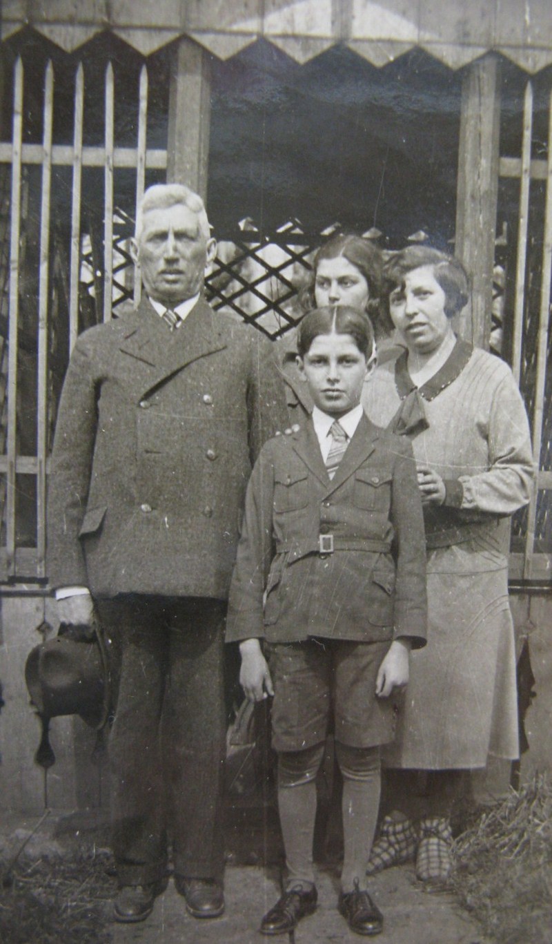 Gideon s rodiči a sestrou, rok 1928
