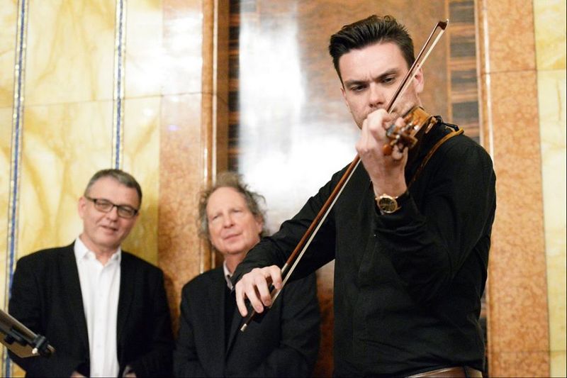 Ministr kultury Lubomír Zaorálek (vlevo) naslouchá houslistovi Jiřímu Vodičkovi, foto MKČR
