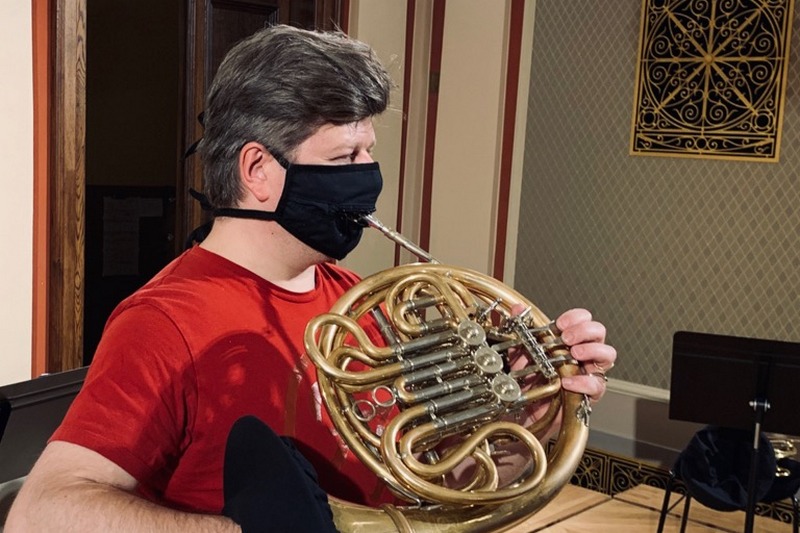 Radek Baborák ve speciální masce se zipem pro lesní roh