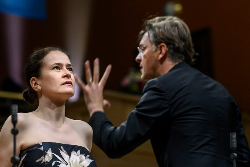 Simona Šaturová a Tomáš Netopil na benefičním koncertě Pomáháme s Pražským jarem a Českou filharmonií, foto Petra Hajská
