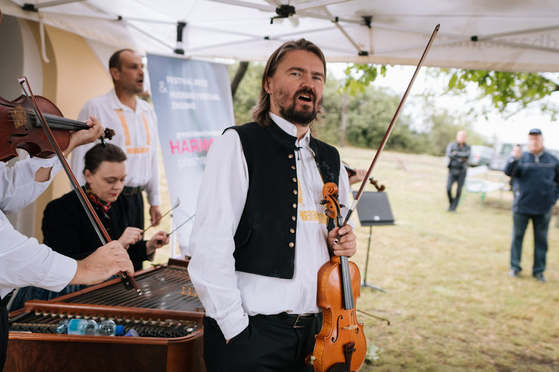 Jiří Ludvík jako primáš cimbálové muziky, foto Hudbaznojmo.cz