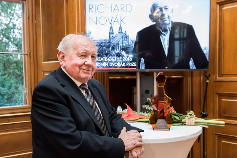 Richard Novák s Cenou Antonína Dvořáka, foto Petra Hajská