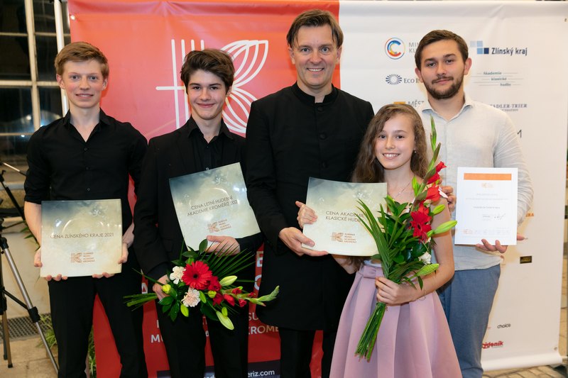 Ocenění studenti s Tomášem Netopilem, foto LHAK