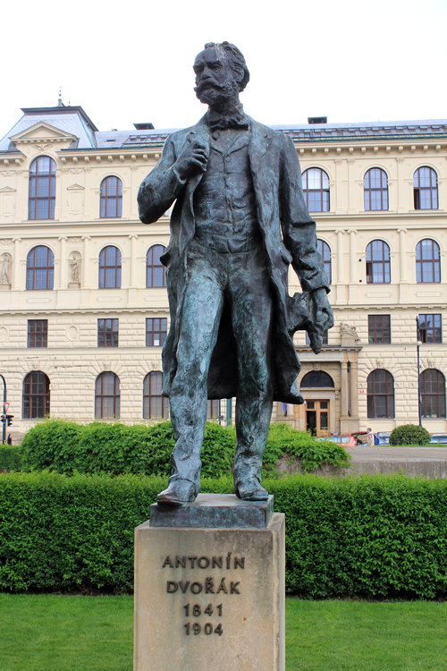 Dvořákova socha před pražským Rudolfinem (Jan Wagner podle návrhu svého otce Josefa Wagnera).