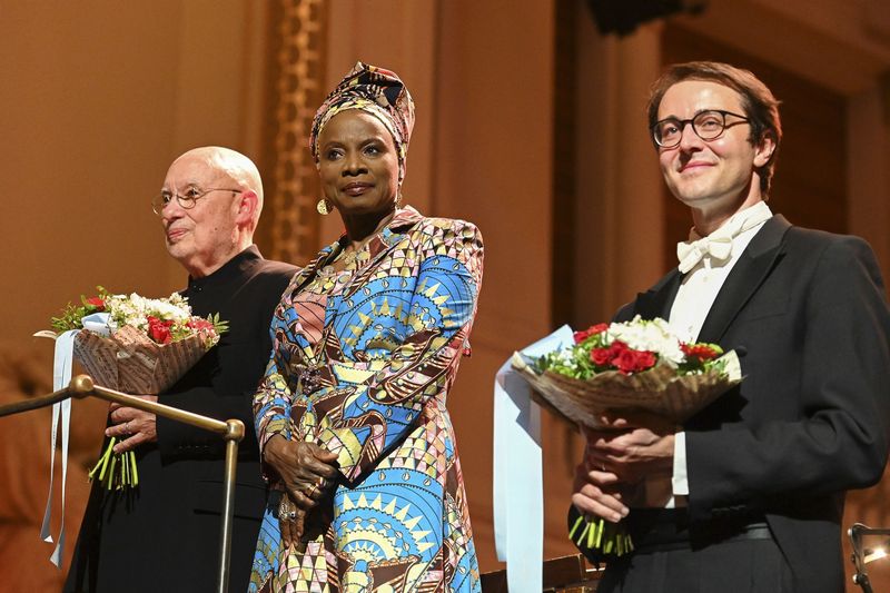 Angelique Kidjo s šéfdirigentem Dennisem Russellem Daviesem a Christianem Smittem, foto Ivan Malý