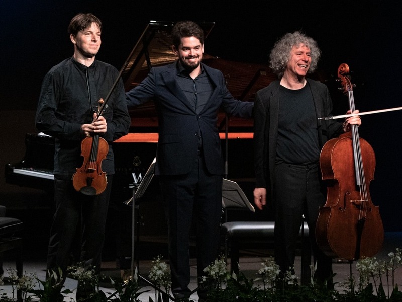 Joshua Bell, Lahav Shani, Steven Isserlis, foto Janosh Ourtilane