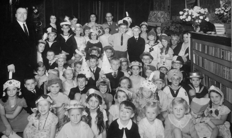 Narozeninová oslava (šestiletý Bernard Haitink v první řada uprostřed) s mnoha dětskými kamarády, z nichž mnozí nepřežili válku, protože byli ze židovských rodin.