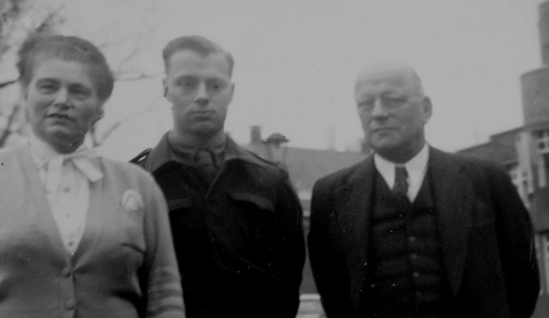 Devatenáctiletý s rodiči během vojenské služby, 1948