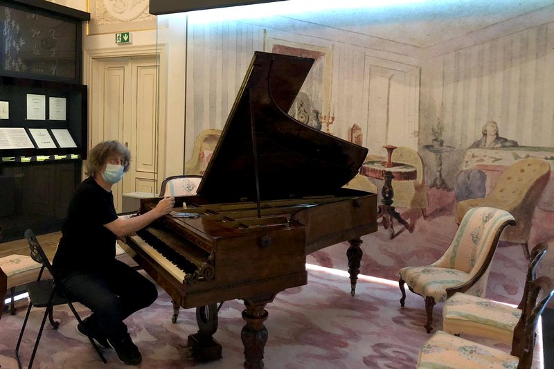 Paul McNulty u Chopinova klavíru, foto Viviana Sofronitsky