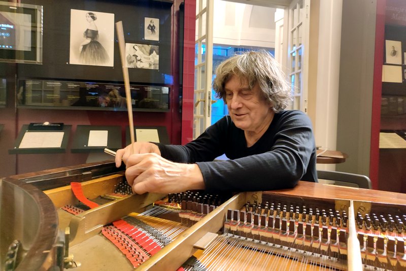 Paul McNulty u Chopinova klavíru, foto Viviana Sofronitsky