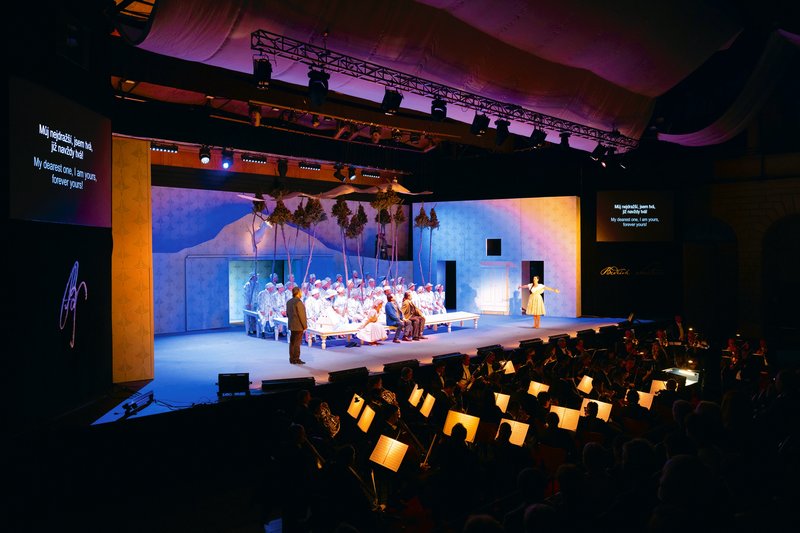 Hlavní festivalová scéna na zámeckém nádvoří, foto František Renza