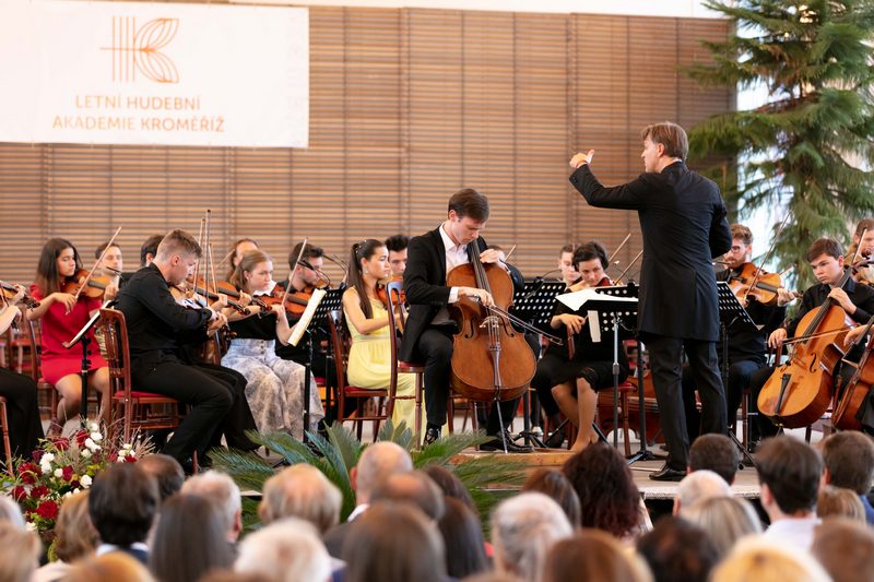 Tomáš Netopil a orchestr mladých hudebníků Letní hudební akademie Kroměříž, foto LHAK