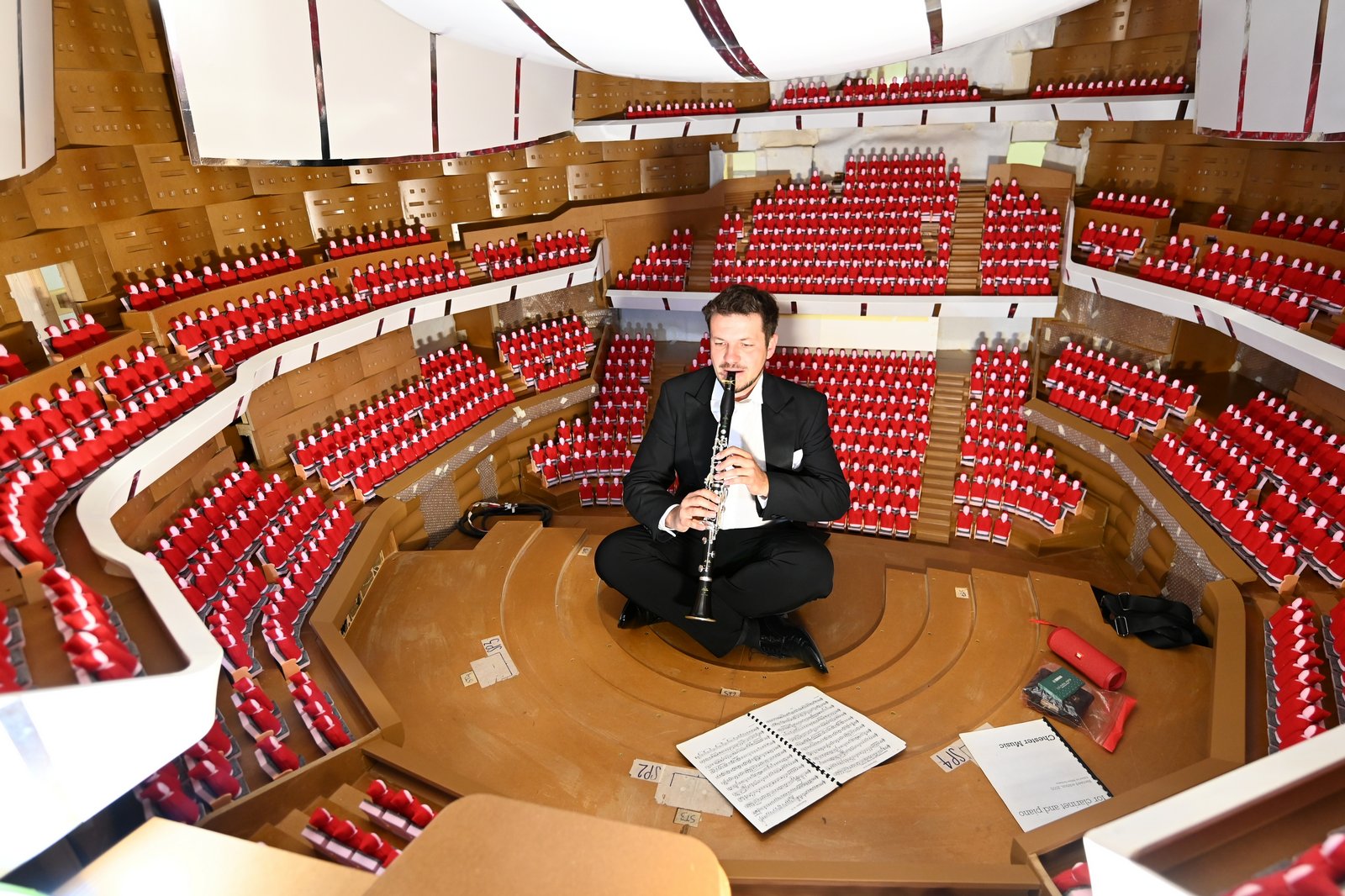Klarinetista JFO Daniel Svoboda uvnitř modelu, foto Martin Straka