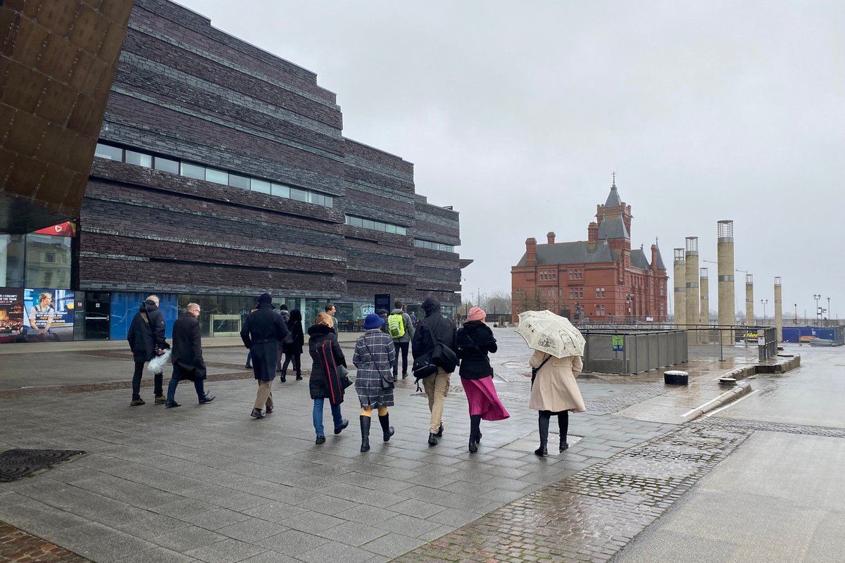 Česká skupinka před křídlem Wales Millennium Centre míří k Pierhead, bývalému sídlu Cardiff Railway Company, foto Pražské jaro