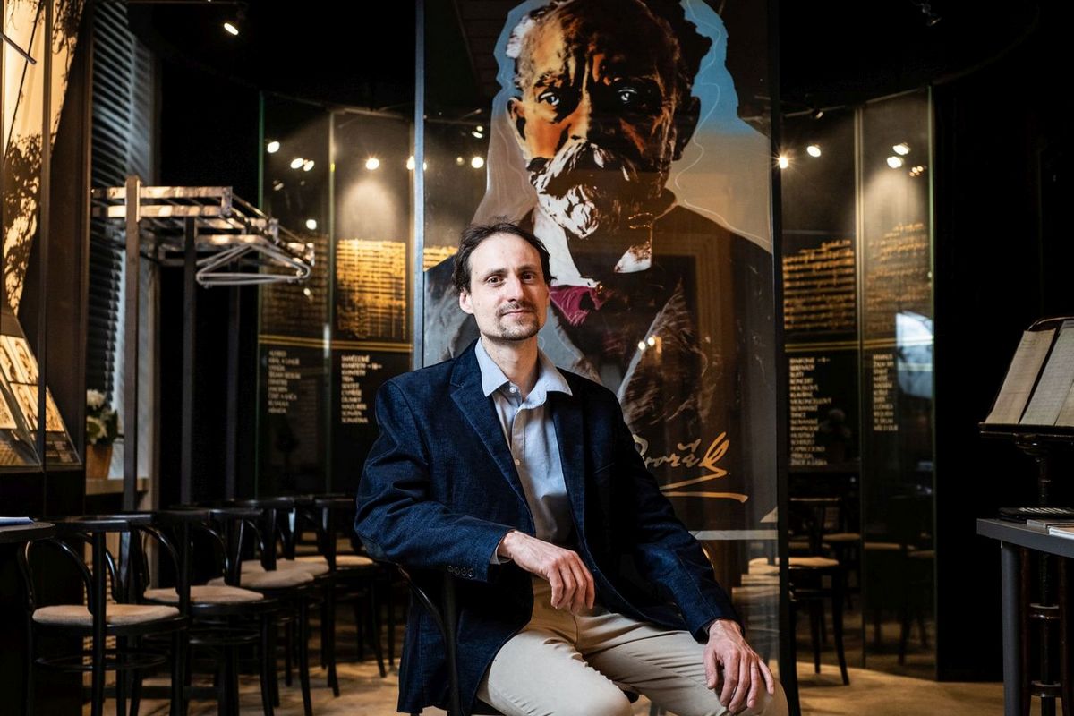 Ředitel Památníku Antonína Dvořáka Vojtěch Poláček ve stálé expozici, foto René Volfík