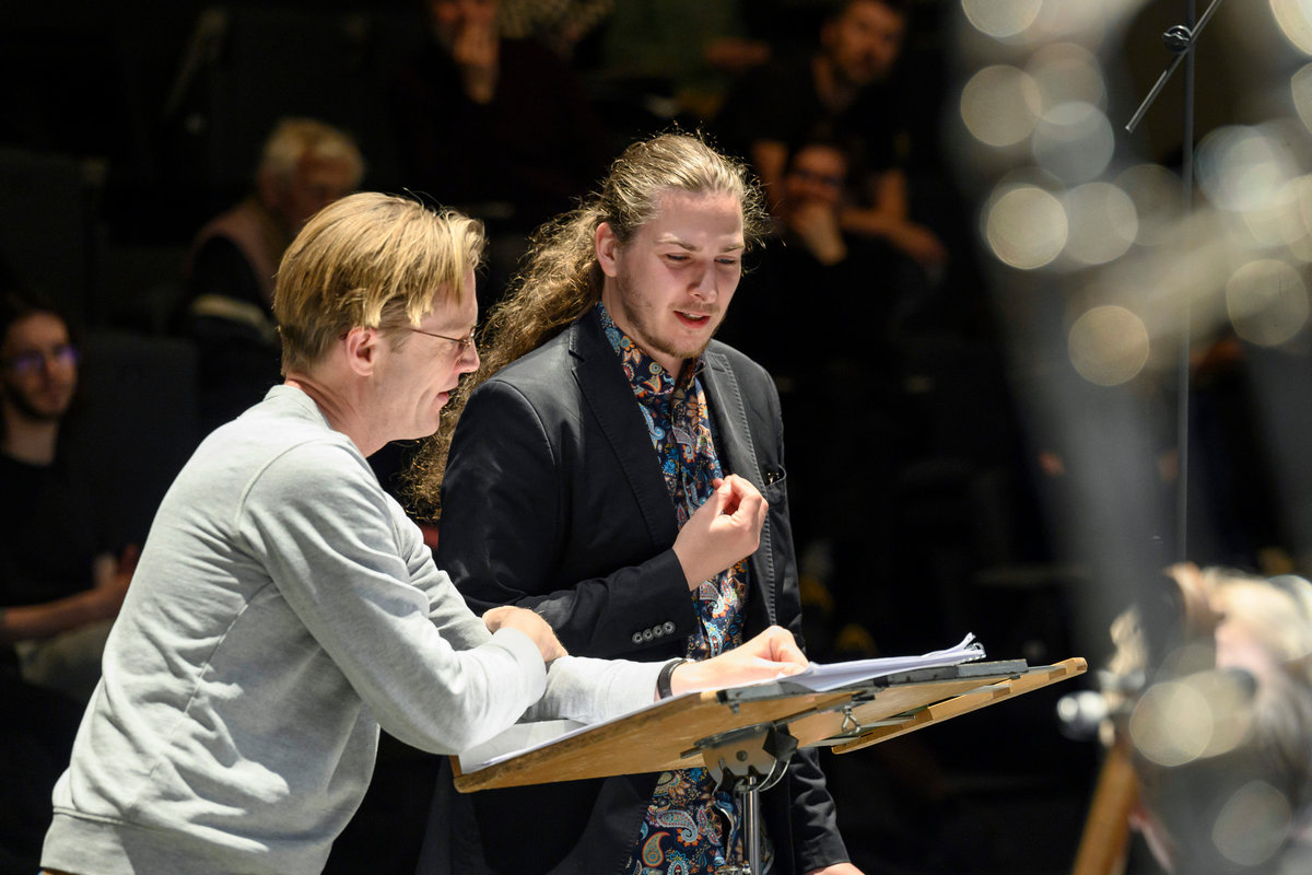 Pavel Šabacký s dirigentem Basem Wiegersem během Reading Lessons, Prague Offspring 2022, foto Petra Hajská