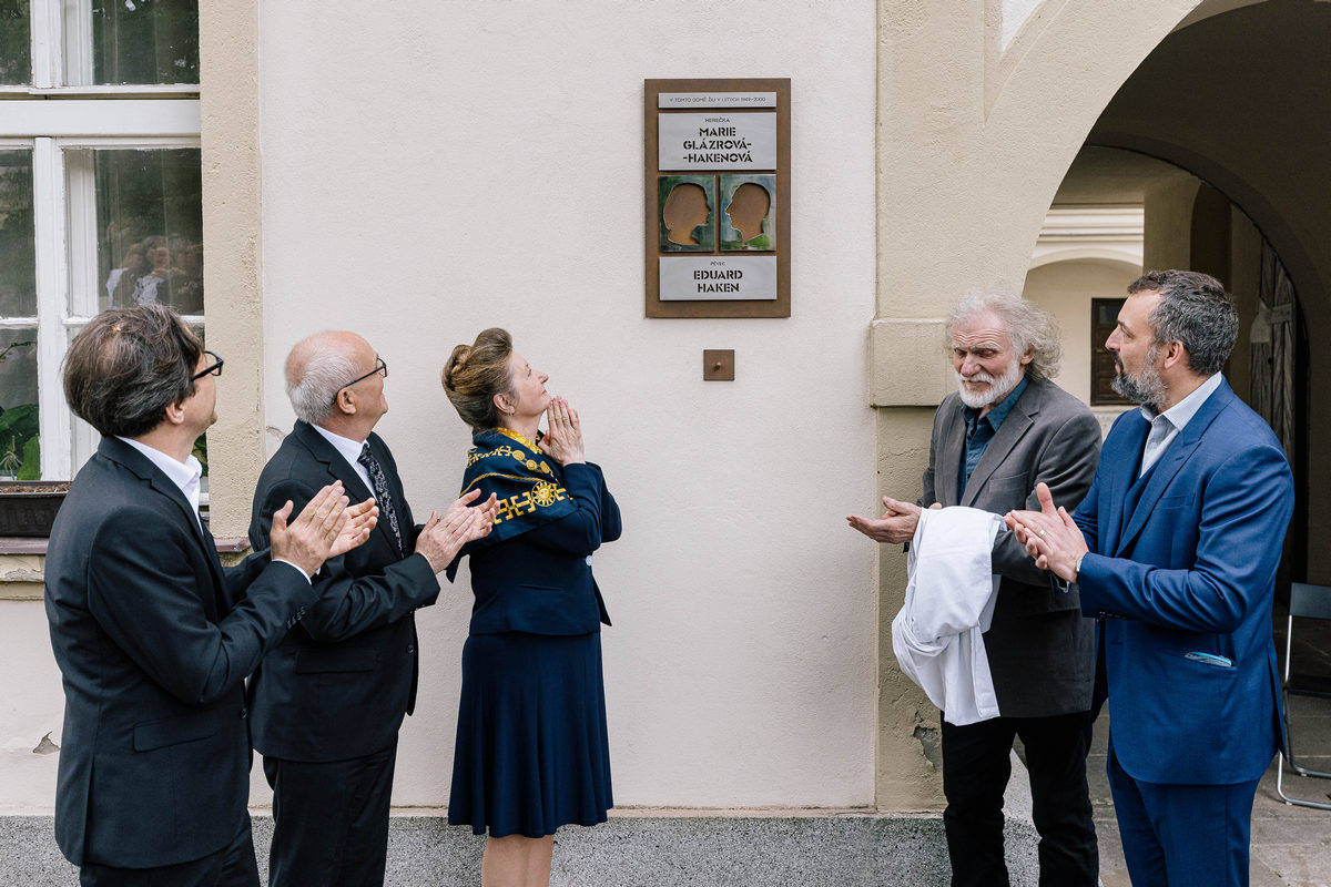 Odhalení pamětní desky v Praze 5 - Na Hřebenkách, foto MČ Praha 5