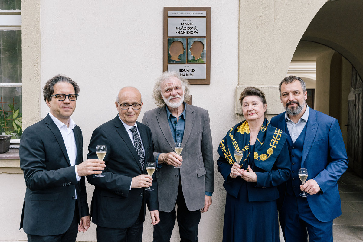 Jaroslav Pašmik, Jan Burian, Petr Císařovský, Marie Hakenová Ulrichová a Štěpán Rattay, foto MČ Praha 5