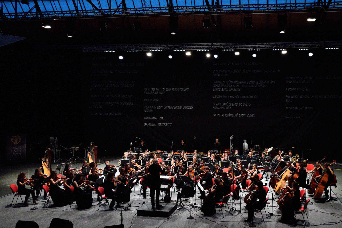 Johannes Kalitzke diriguje Ostrava New Orchestra, Ostravské dny 2019, foto Martin Popelář
