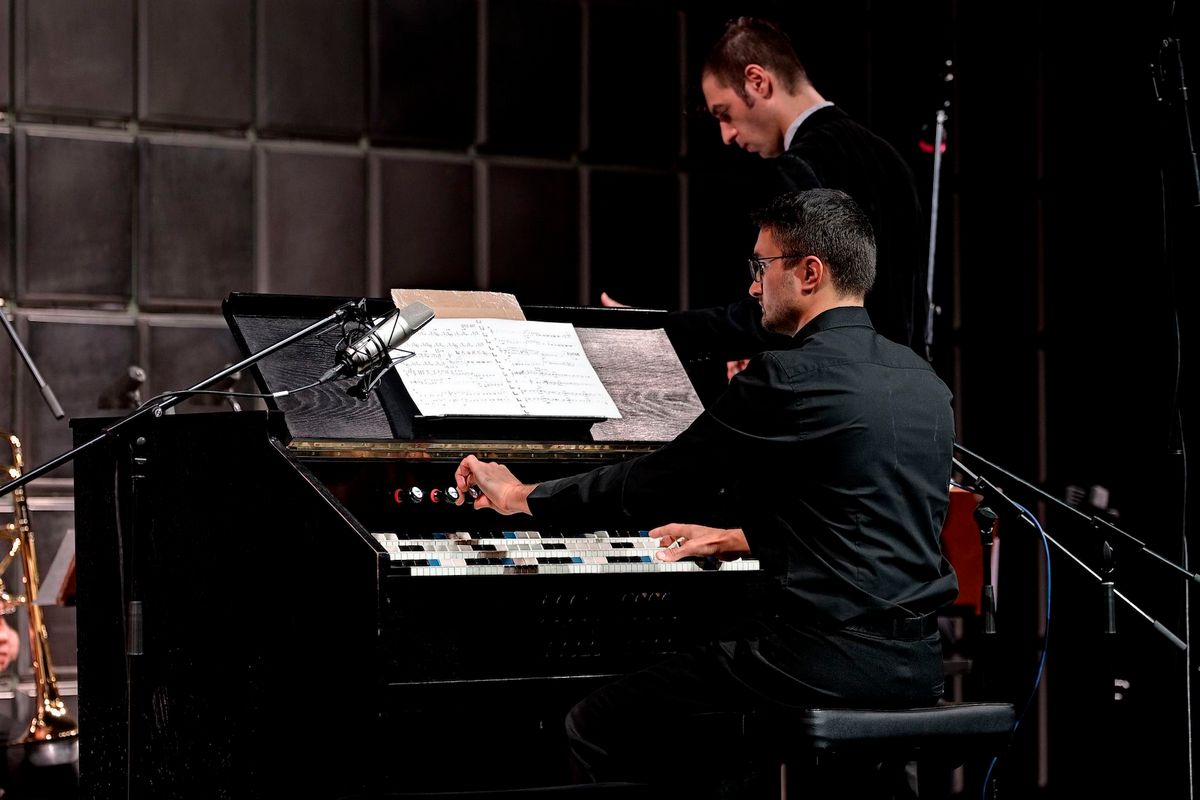 Miroslav Beinhauer a šestinotónové harmonium, foto Martin Popelář