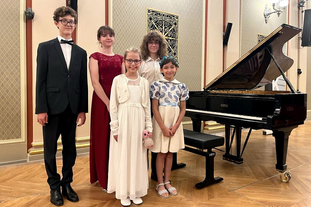 Laureáti Broumovské klávesy: Semjen Yakimov, Eva Emilia Rautner, Liliana Fejtová, Jaroslav Skalka, Anna Chmurova, foto Tereza Kramplová