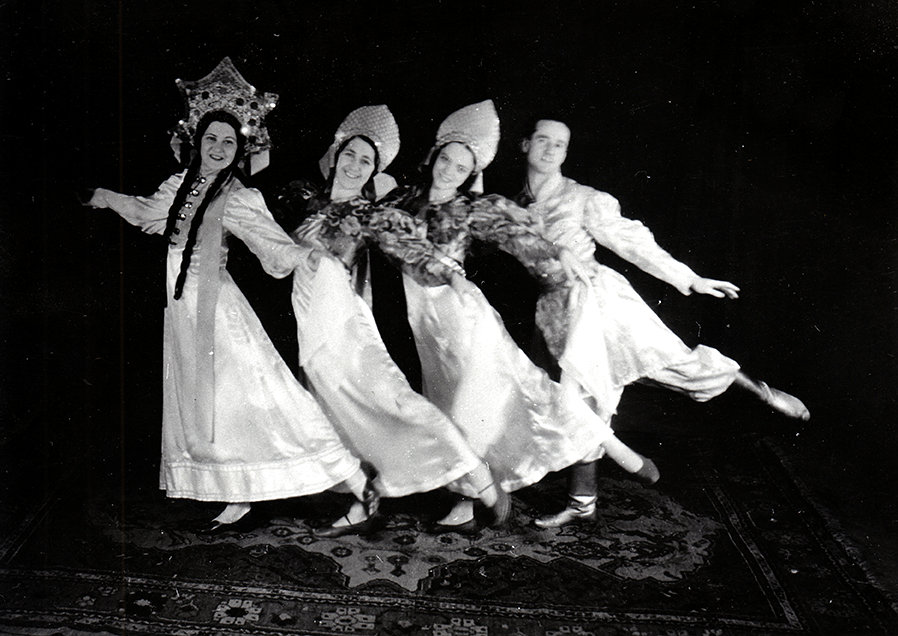 M. Zavadilová, L. Psotová, J. Drtilová a M. Pokorný v představení operety Jarní bouře Jaromíra Weinbergera, kterou v roce 1934 uvedlo Divadlo Na hradbách v Brně., foto archiv NdB