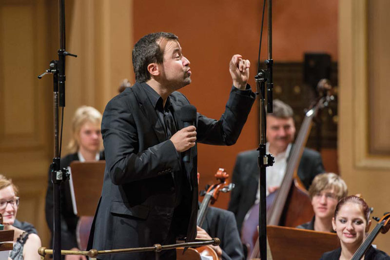 Marko Ivanović odhaluje ve 2. větě Mozartovy čtyřicáté symfonie... (foto: Česká filharmonie)