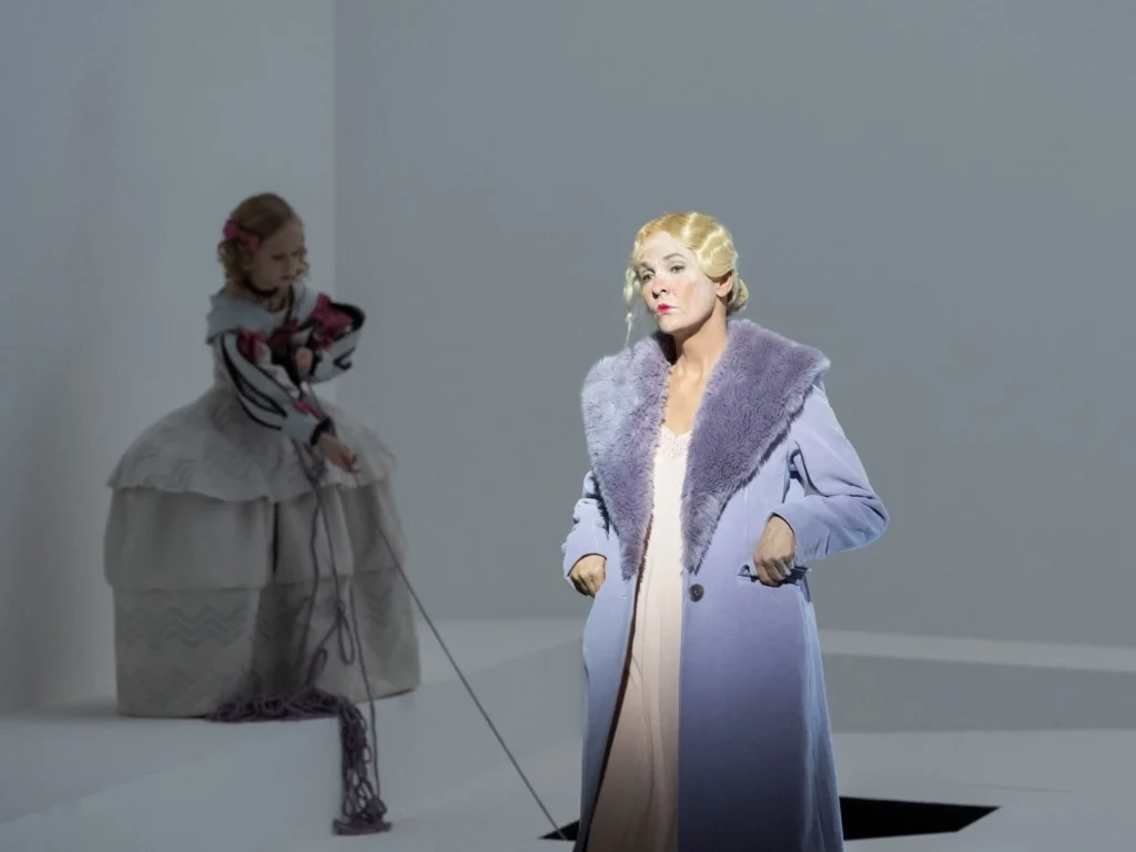 Marlis Petersen jako Emilia Marty v inscenaci Klause Gutha / Foto: Monika Rittershaus